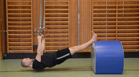 Chins programmet - Steg 3 - Rodd i ringar med fötterna på en förhöjning